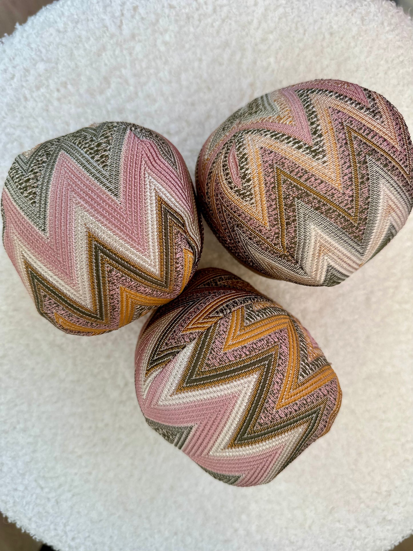 Zickzack-Spielzeugball