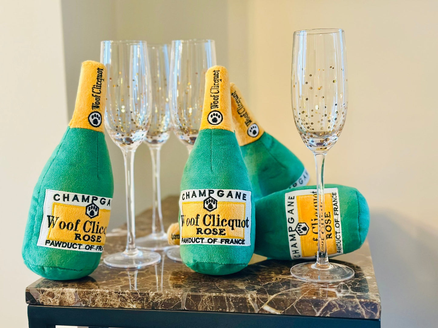Hondenspeelgoed Woof Rose Champagne Fles Pluche met Pieper - Golden Poms