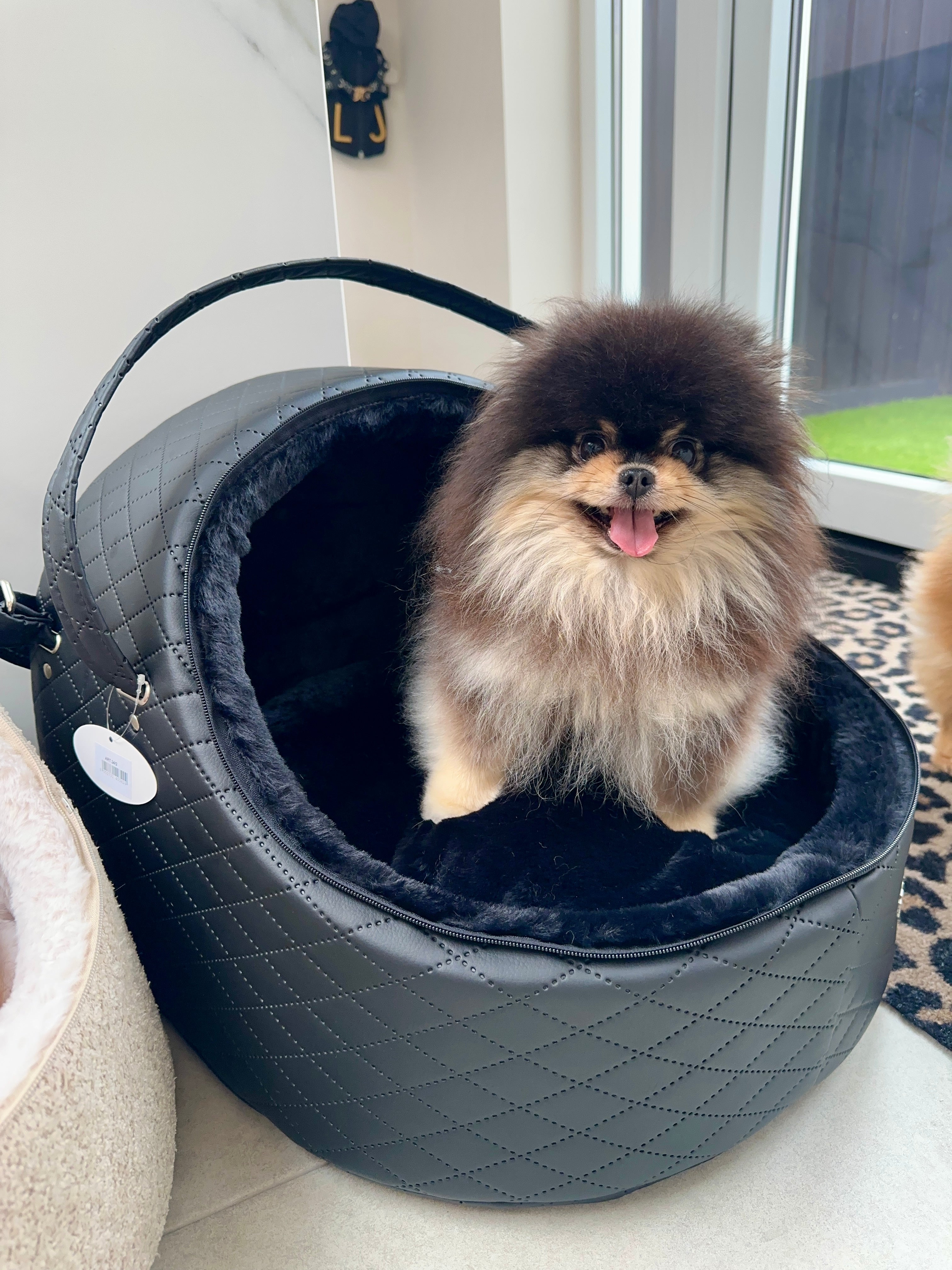 EH GIA Car Igloo Square Black + Black Eco Fur Honden Autostoel, Maat 2