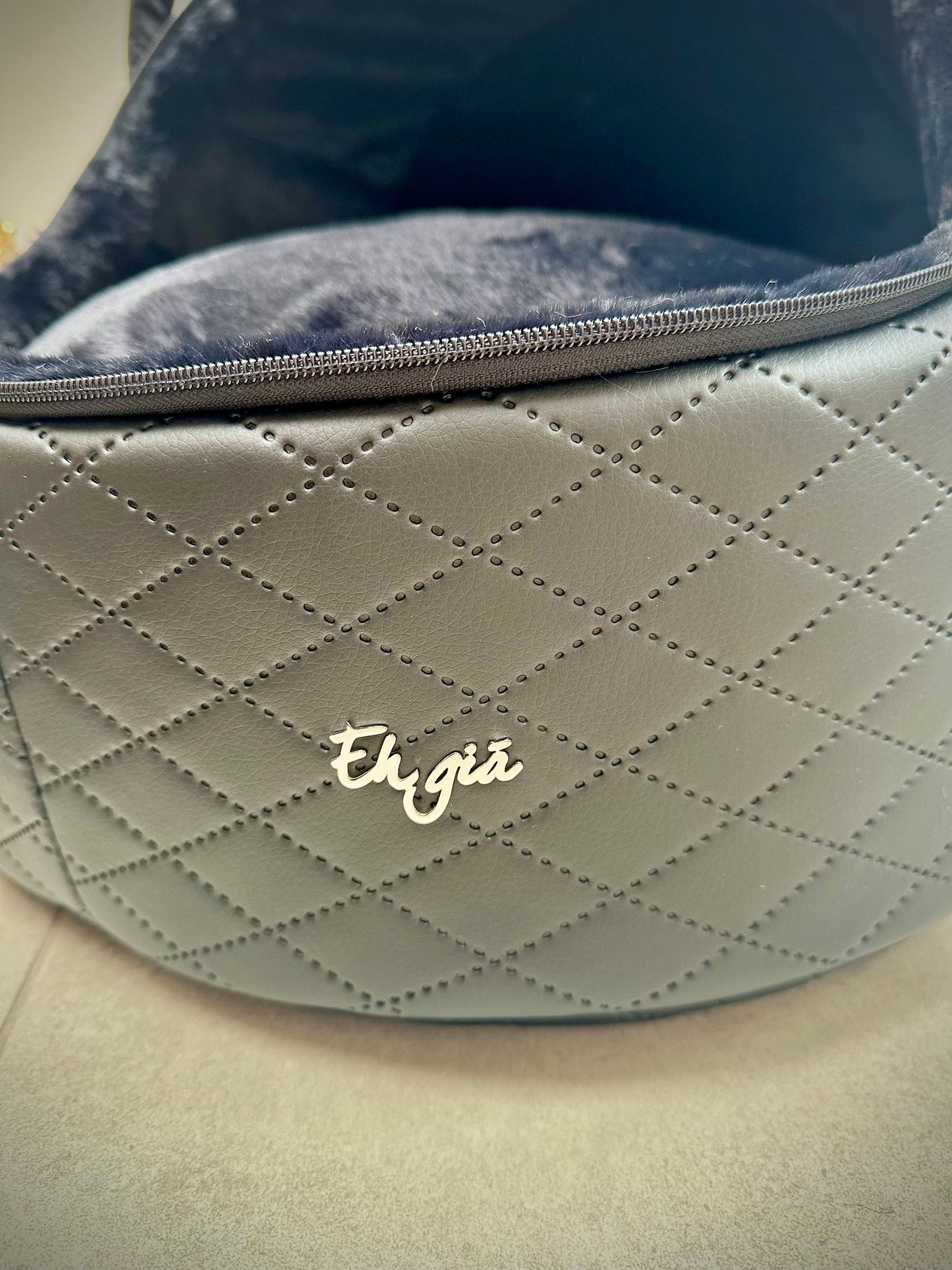 EH GIA Car Igloo Square Black + Black Eco Fur Honden Autostoel, Maat 2