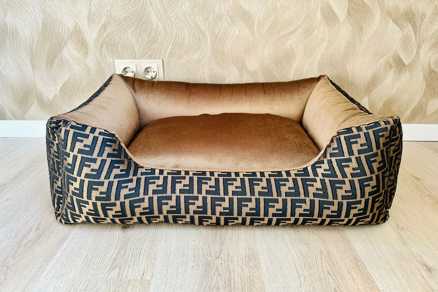 Luxe Handgemaakte Velvet Hondenmand | FF print Bruin/Brons