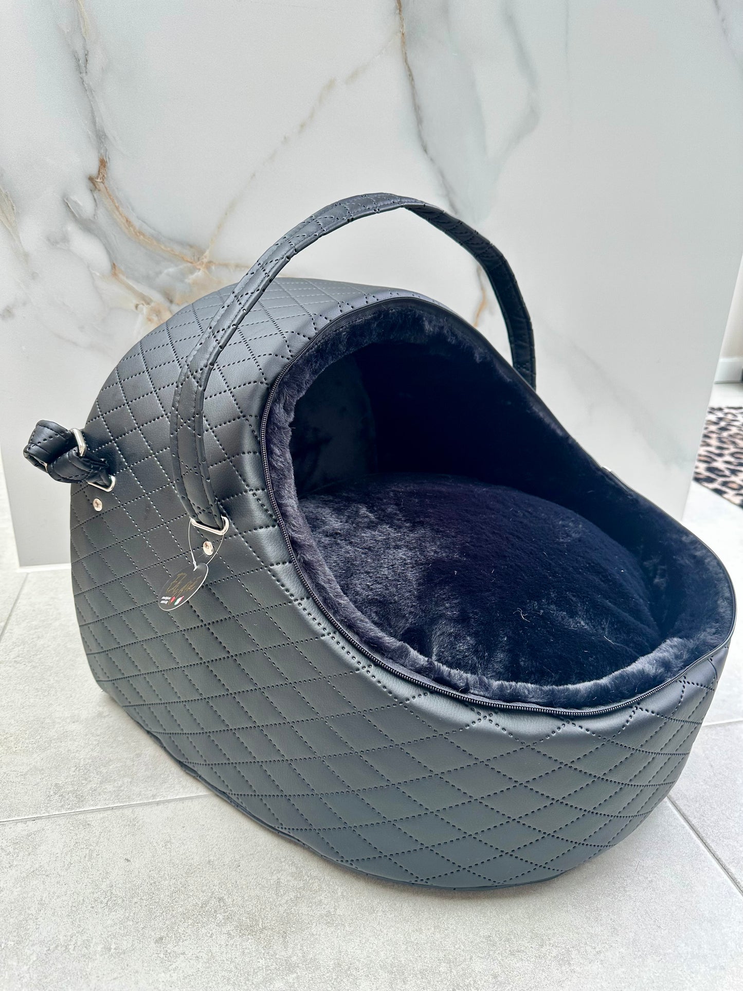EH GIA Car Igloo Square Black + Black Eco Fur Honden Autostoel, Maat 2