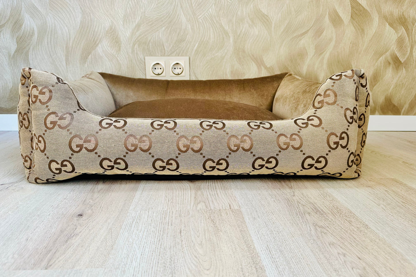 Luxe Handgemaakte Velvet Hondenmand | GG print Beige