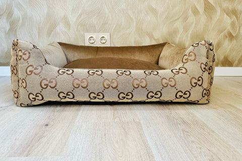 Luxe Handgemaakte Velvet Hondenmand | GG print Beige