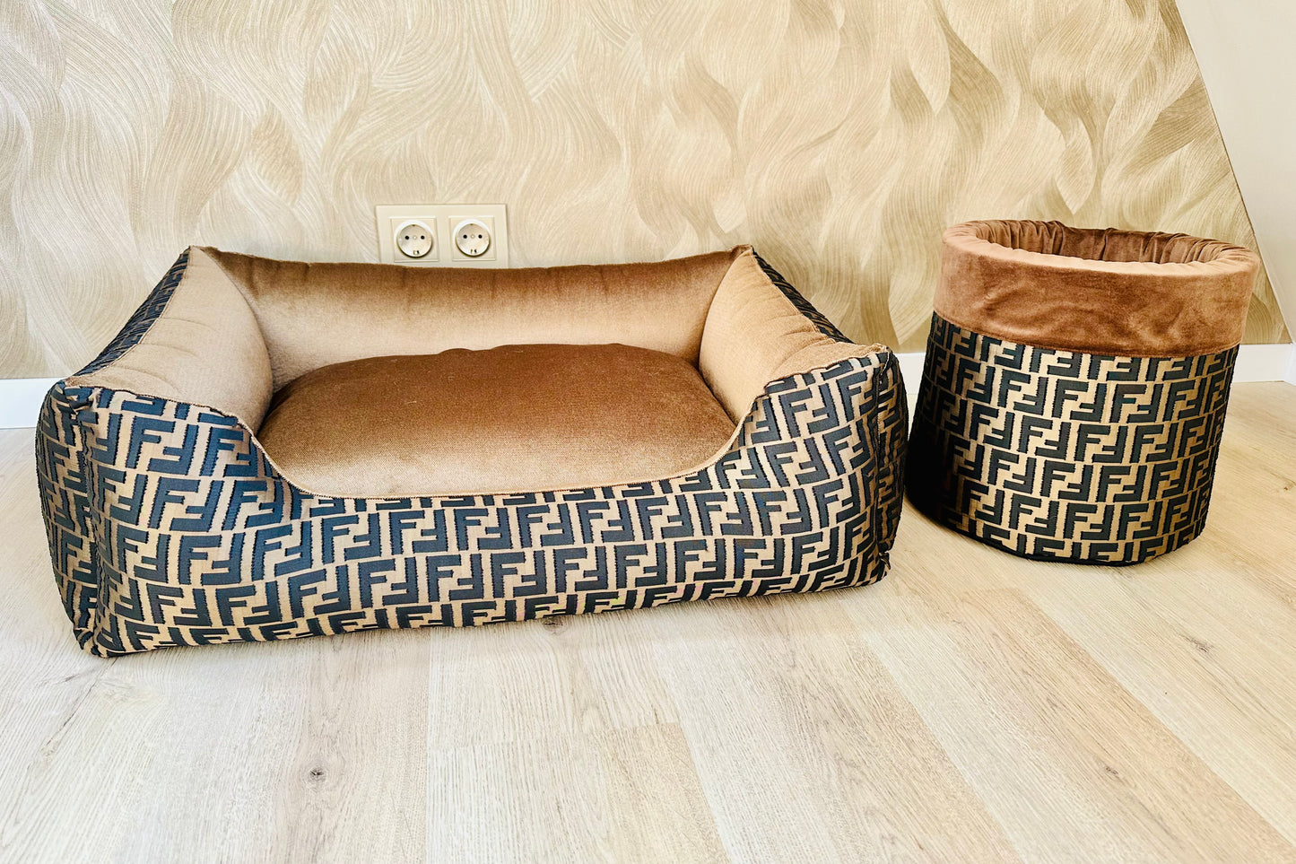 Luxe Handgemaakte Velvet Hondenmand | FF print Bruin/Brons