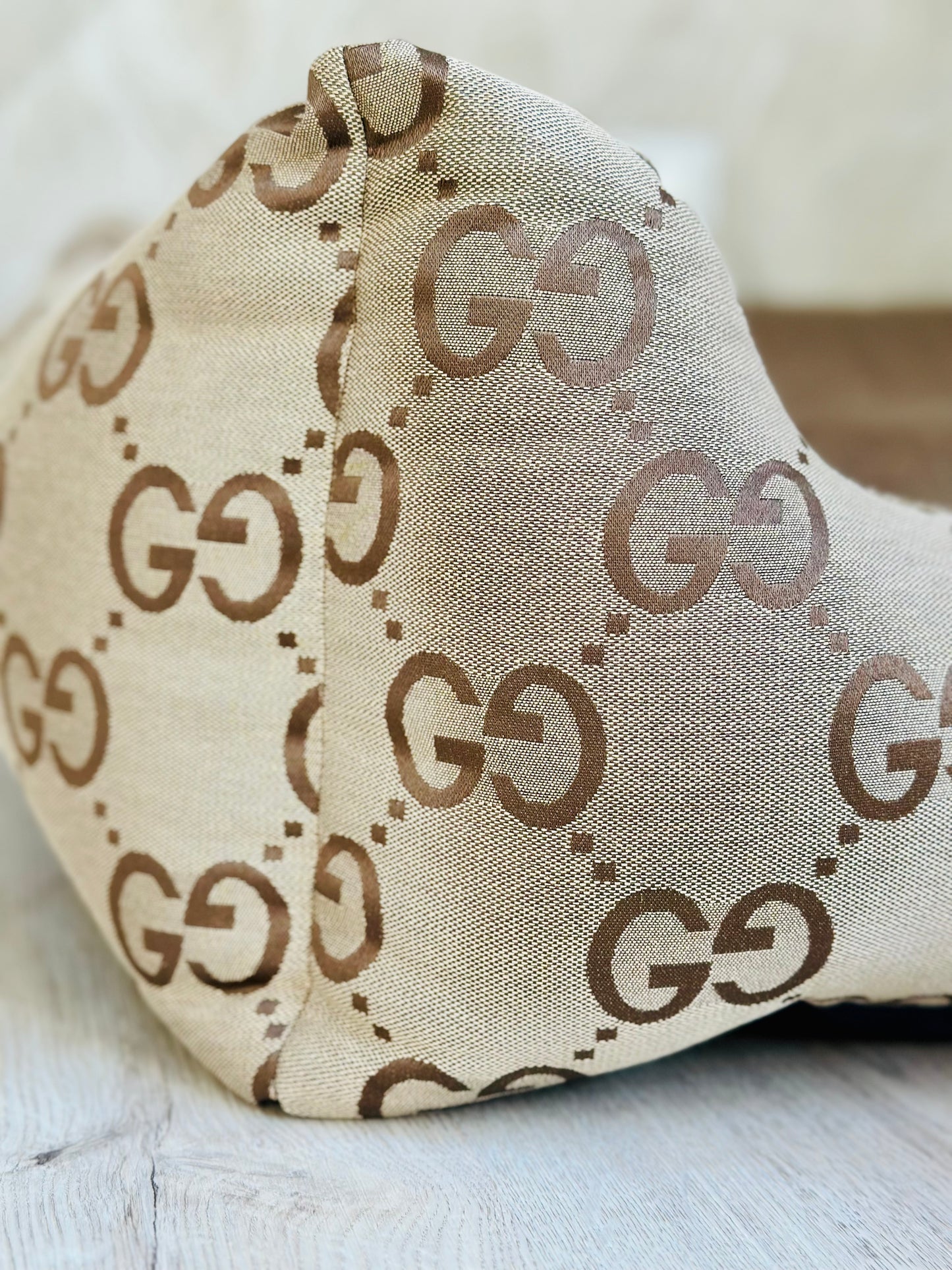 Luxe Handgemaakte Velvet Hondenmand | GG print Beige